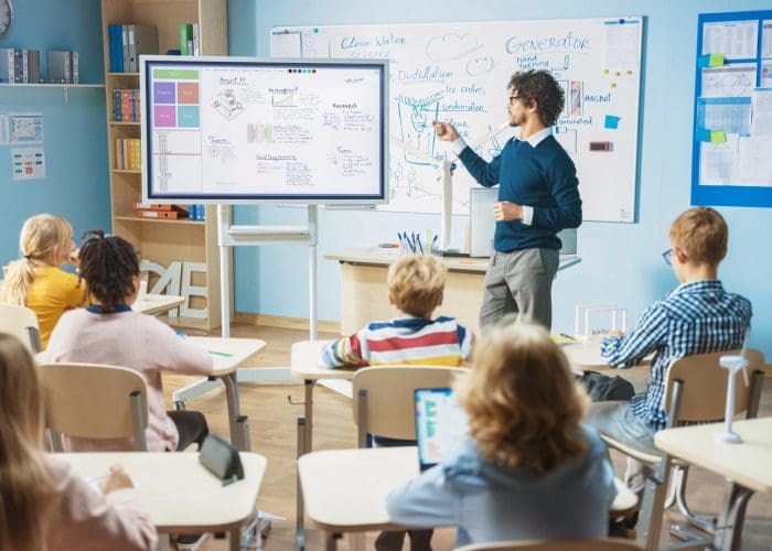 Interactive Displays for class rooms and education Interactive Digital Displays for class rooms and education