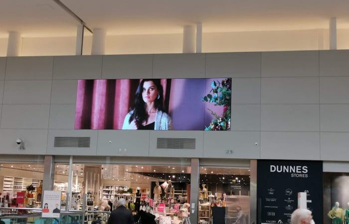 Large Indoor and outdoor commercial digital displays Large Indoor and outdoor commercial digital displays